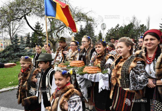 Delegaţie din Bucovina, primită la Palatul Victoria, de Ziua Naţională