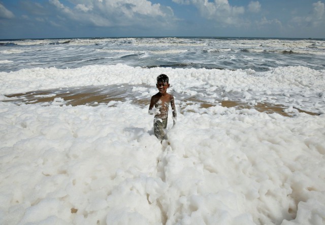 India: Grămezi de spumă poluantă, pe o plajă celebră din Chennai