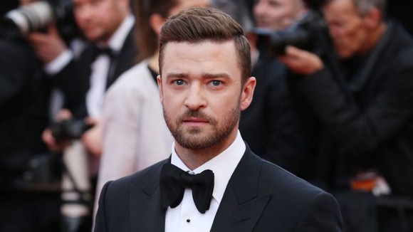 Justin Timberlake, în ipostaze tandre cu o brunetă misterioasă