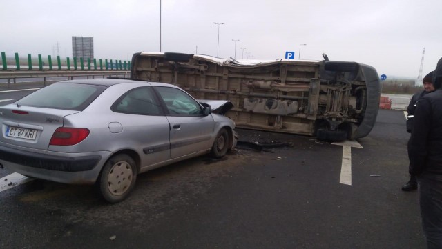 Accident rutier pe A4: un autovehicul s-a RĂSTURNAT!