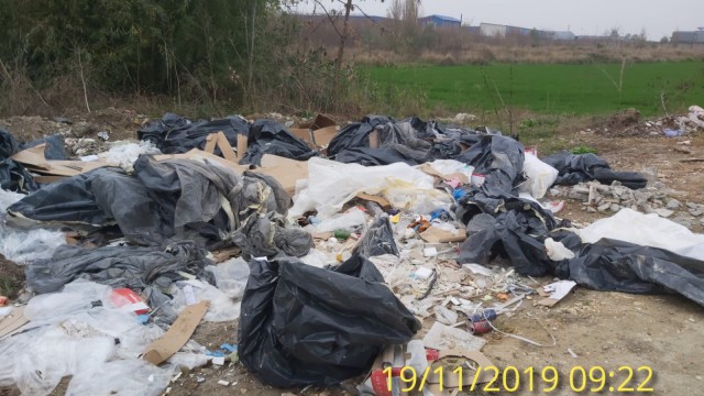 Constănțean, surprins de oamenii legii în timp ce arunca deșeuri pe un teren liber de construcții
