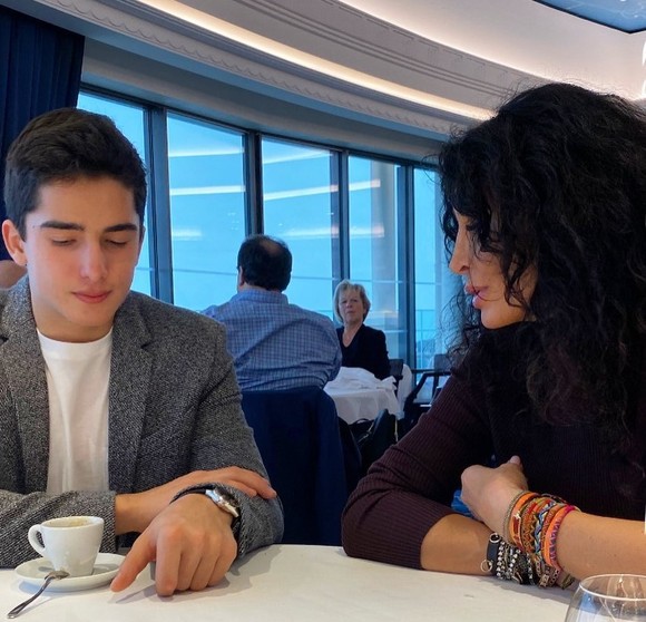 Ce tânăr chipeș și elegant a devenit fiul Mihaelei Rădulescu! Are 15 ani și se mândrește cu bunica pe Instagram