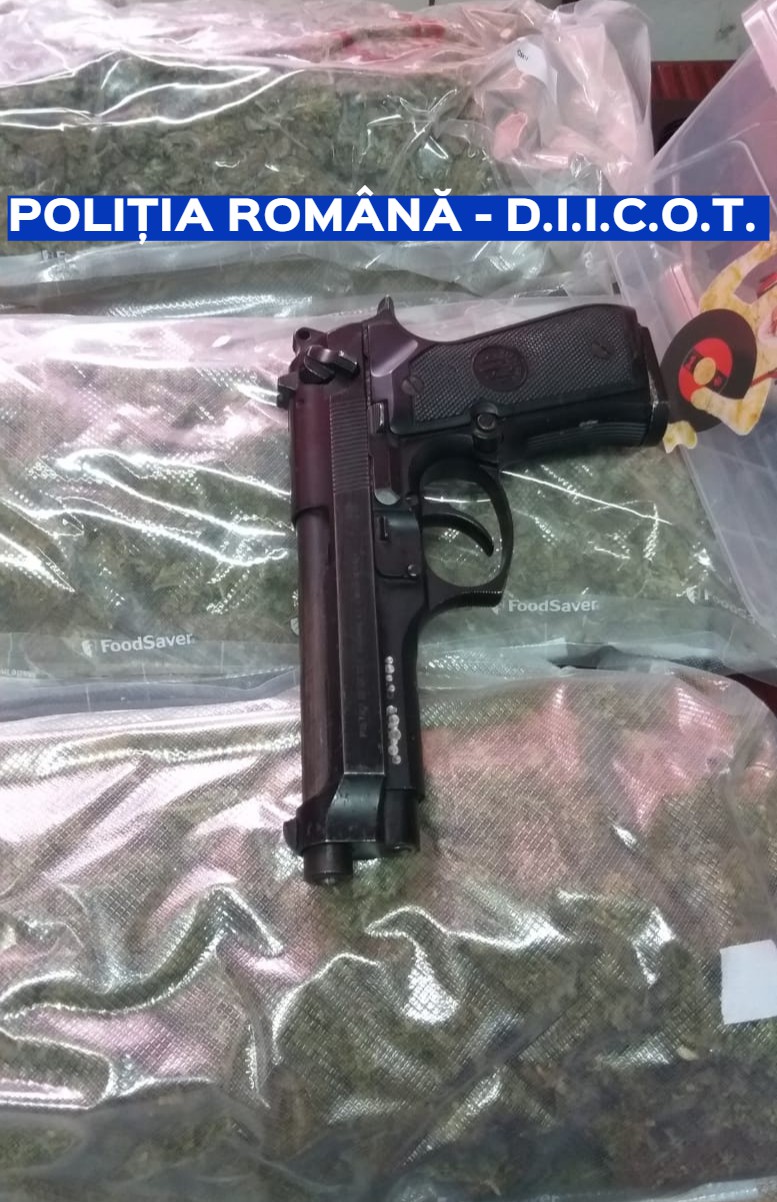 FLAGRANT și PERCHEZIȚII: mașini burdușite cu COCAINĂ și PISTOALE!