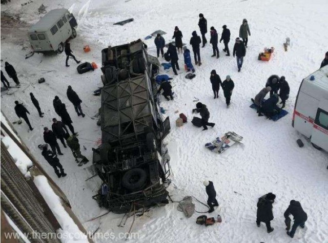 Rusia: Un autobuz cu aproximativ 40 de pasageri la bord a căzut într-un râu; 15 morţi