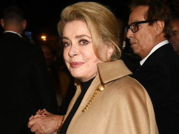 Catherine Deneuve rămâne internată, iar filmările ce o aveau drept protagonistă au fost suspendate