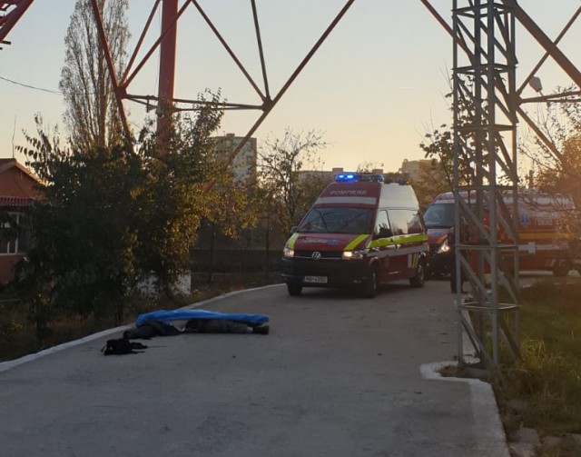 INTERVENȚIE la Constanța: Un bărbat a MURIT după ce a CĂZUT de pe un releu