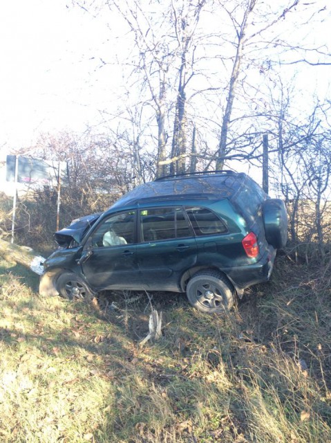 O femeie a intrat cu mașina în copac, în drum spre Tulcea!