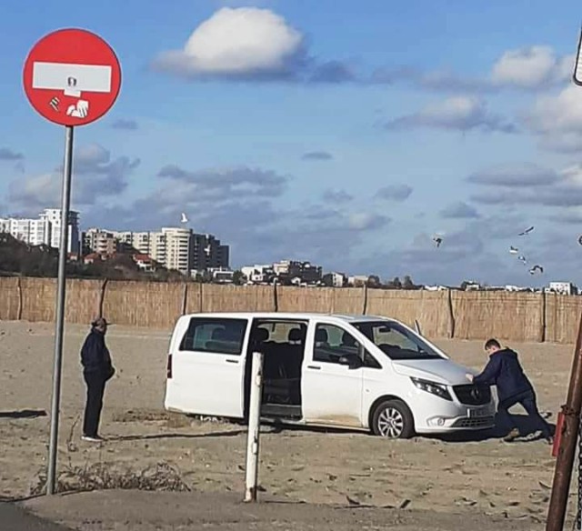 Bizonii sunt prezenți la malul mării și iarna: un șofer a intrat cu mașina pe plajă!