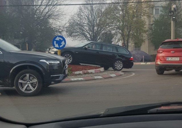 O șoferiță din Constanța a 'încălecat' sensul giratoriu