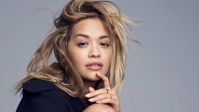 Cântăreaţa pop Rita Ora se implică în construcţia unei case pentru o familie afectată de cutremurul din Albania