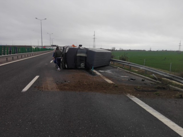 Accident pe A2: un autovehicul s-a RĂSTURNAT!