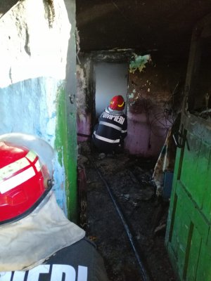 Un bebeluș a ARS de VIU într-un incendiu la Cogealac. VIDEO