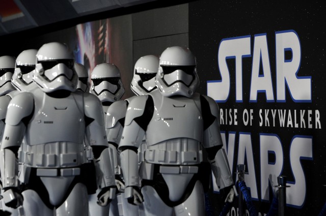 „Star Wars“ a electrizat Hollywoodul luni seară, odată cu lansarea celui mai recent film al francizei