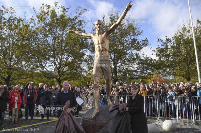 Vandalii au încercat să taie cu fierăstrăul picioarele statuii lui Ibrahimovic