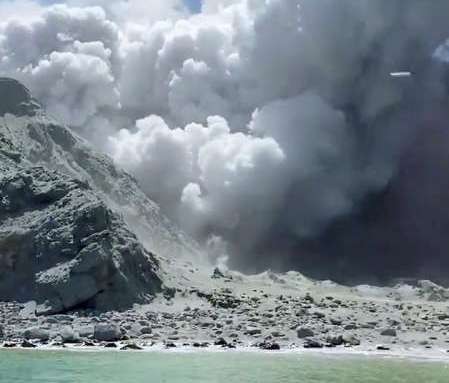 Noua Zeelandă: Cel puţin cinci morţi şi circa 20 de răniţi în urma erupţiei vulcanului de pe White Island