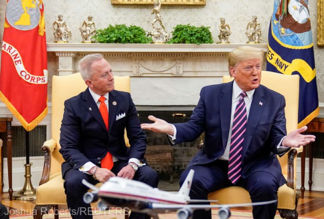 SUA: Un democrat adversar al punerii sub acuzare a trecut la republicani, Trump jubilează