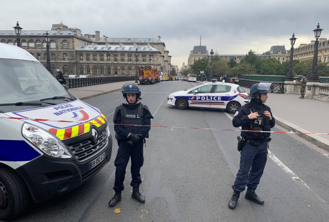 Franţa: Un bărbat care a ameninţat poliţişti cu o armă albă, ''neutralizat'' în apropiere de Paris