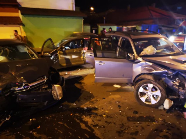 Accident rutier cu 3 maşini implicate: la volan - femei; în total - 5 persoane rănite!