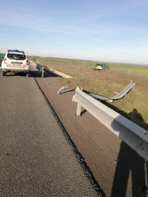 Accident rutier pe A2: a RUPT PARAPETUL și a ieșit cu MAȘINA în CÂMP!