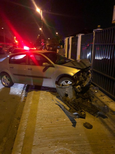 Accident rutier în Constanța: o mașină a intrat într-un gard. Două persoane au fost rănite