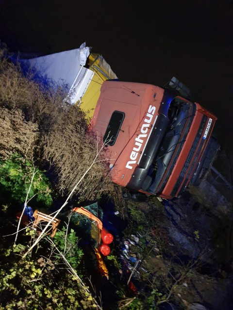PERICOL! Un TIR s-a RĂSTURNAT la ieșire de pe A4!