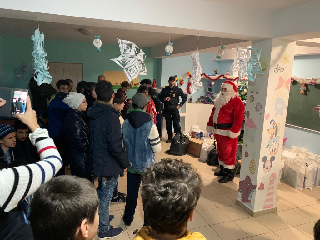 Jandarmii constănțeni au oferit daruri copiilor cu nevoi speciale! Jandarmii constănțeni au oferit daruri copiilor cu nevoi speciale!