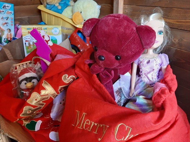 Poveste de Crăciun: daruri de la constănţeni pentru copiii din centrele de plasament