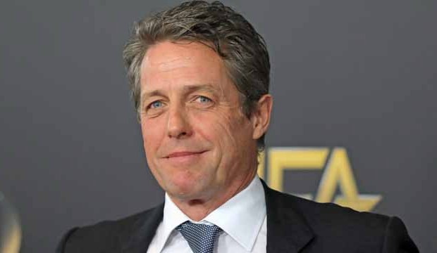 Hugh Grant spune că primeşte roluri ''interesante'' fiind ''prea bătrân şi urât'' pentru comedii romantice