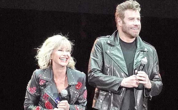 Între aceste poze sunt 41 de ani. Olivia Newton-John şi John Travolta, din nou în pielea personajelor din „Grease“