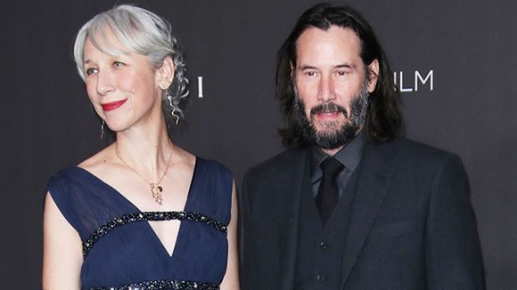 Criticată pentru că are păr alb la 46 de ani, iubita lui Keanu Reeves dă replica. Motivul pentru care nu se vopseşte