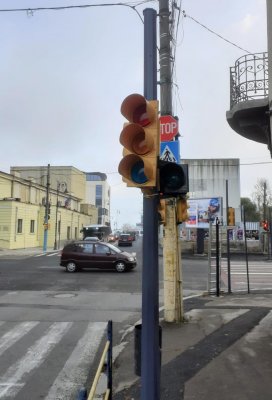 Atenție, șoferi! Semafoarele de la intersecția bulevardului Ferdinand cu strada Mihai Viteazul NU funcţionează!