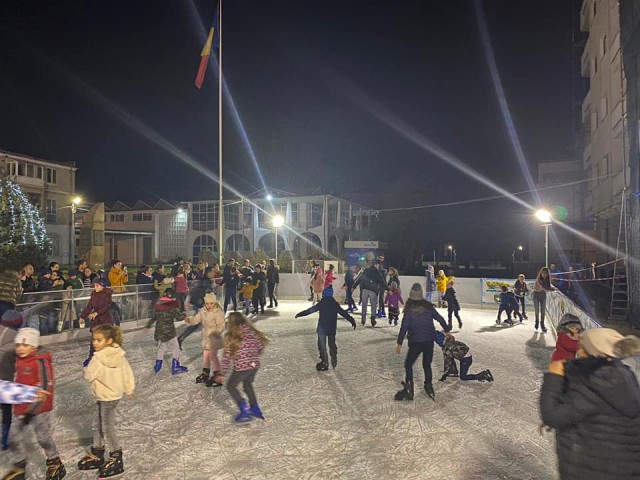 Patinoarul din fața Casei de Cultură din Mangalia, atracția localnicilor