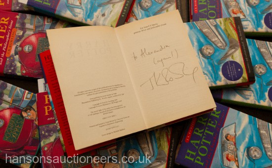Un volum rar din seria Harry Potter, cu autograful autoarei, vândut la licitaţie cu 2.300 de lire sterline