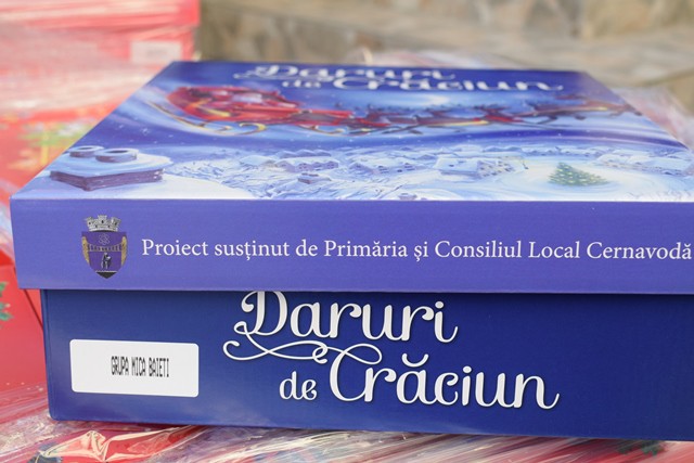 Primăria Cernavodă oferă cadouri de Crăciun preșcolarilor și elevilor din localitate!