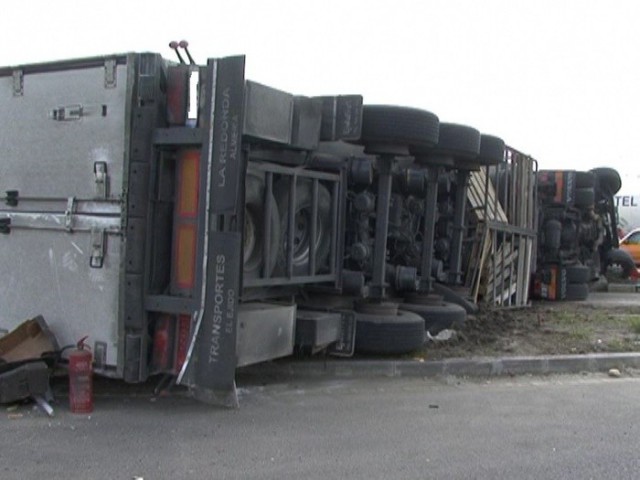 Trafic blocat! Trei autocisterne au derapat pe DN 2A, în zona localității Gălbiori