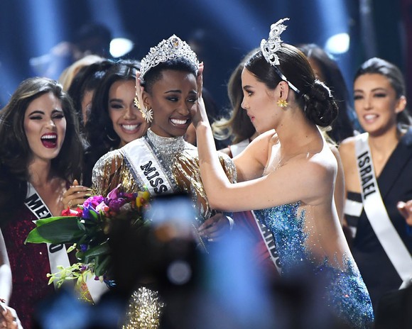 O tânără din Africa de Sud a câștigat Miss Universe 2019. Totul despre Zozibini Tunzi