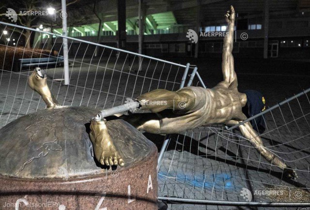 Statuia lui Zlatan Ibrahimovic din Suedia, dărâmată de pe soclu