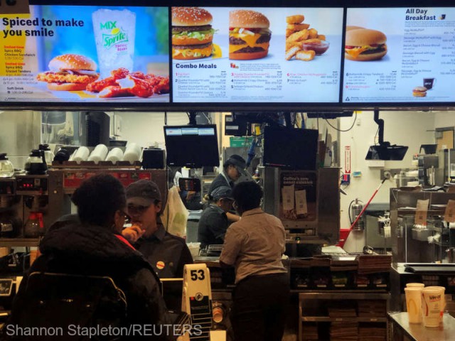 O femeie a fost salvată de angajaţi McDonald's după ce a mimat din buze „Ajutor“
