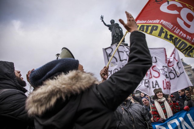Franţa: Ciocniri între poliţie şi manifestanţi în timpul protestului de la Paris împotriva reformei pensiilor