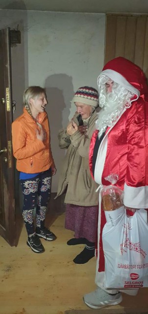 Fii om! O bătrână din Poarta Albă, ajutată cu alimente şi lemne, de sărbători