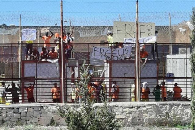Protest violent la o tabără de refugiaţi din Malta