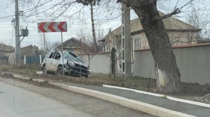Accident rutier: s-a urcat la volan fără permis şi a intrat cu maşina în gard