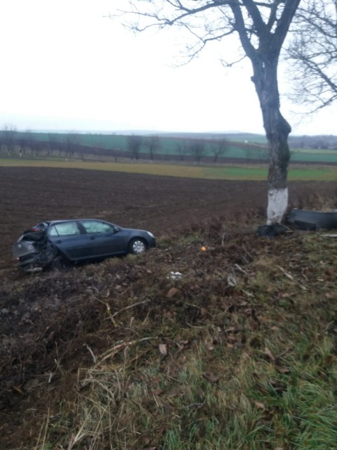 Accident rutier: Un tânăr a intrat cu mașina în copac!