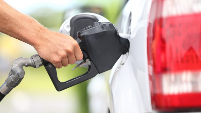 Benzina şi motorina se vor scumpi cu 6 bani pe litru de vineri, 1 ianuarie