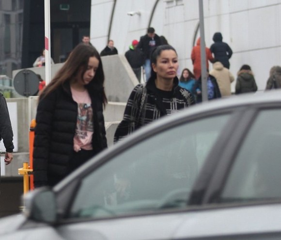 Brigitte Năstase, pe tocuri cui, în goana după cadourile de Crăciun. Fiica ei a ajutat-o la cumpărături