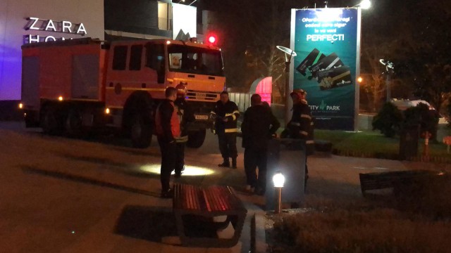 PANICĂ la City Park Mall! Un șofer a intrat cu mașina în alarma de INCENDIU!