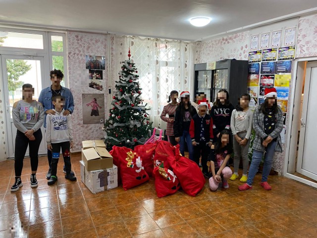Campania 'Împarte povestea ta de Crăciun': daruri pentru copiii din Centrul 'Delfinul' din Agigea!