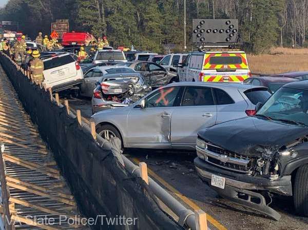 SUA - Accident în lanţ cu cel puţin 63 de autovehicule pe fondul ceţii dense şi poleiului