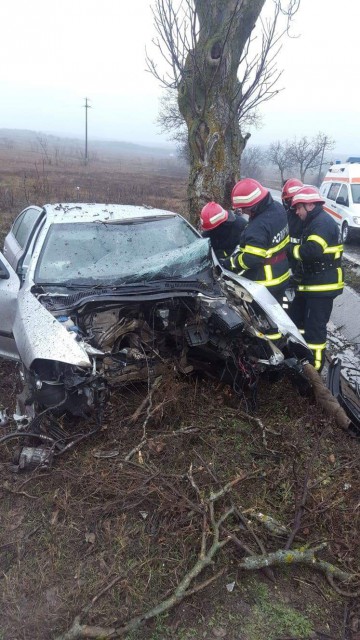Accident rutier în județ Tulcea: o mașină s-a izbit de un copac; două persoane au fost rănite