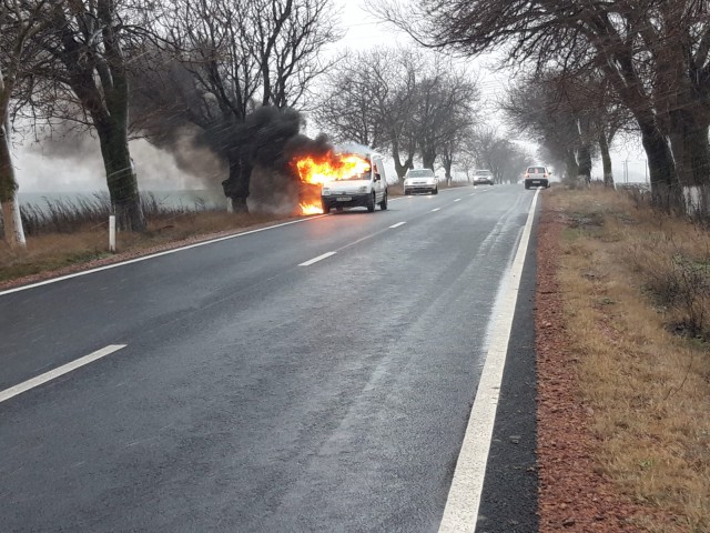 Un AUTOTURISM a luat FOC la intrare în Gura Dobrogei